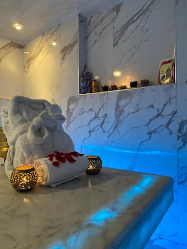 Table en marbre dans le hammam Spa Diva